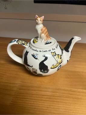 Kit-Tea Cat Porcelain Teapot designed in England by Paul Cardew